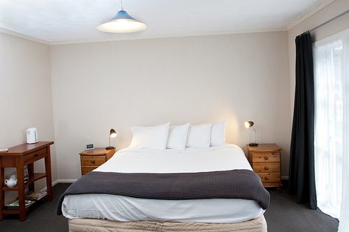 Redwood Lodge Bed And Breakfast Otorohanga Exterior photo
